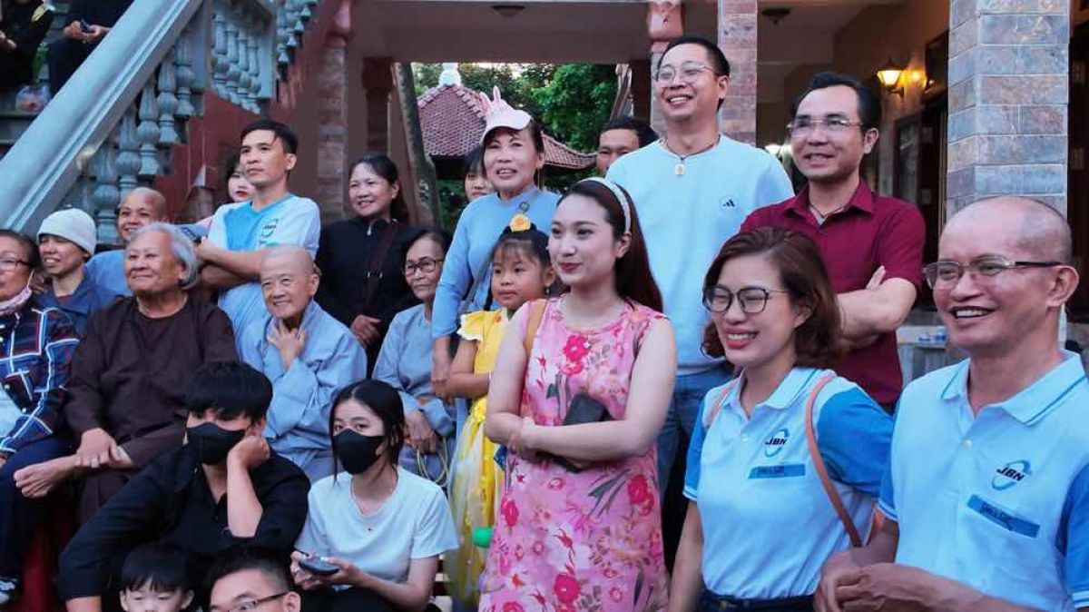 Cao Mỹ Kim thực hiện chương trình “Trung thu cho em” lần thứ 8 cho các em nhỏ