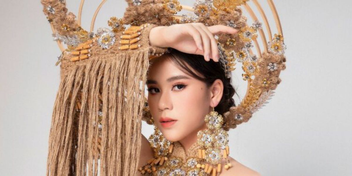 “Ông trùm” của các hoa hậu Việt Hùng mang “Việt Nam- Rừng vàng biển bạc” cho Vũ Huyền Diệu đi thi quốc tế