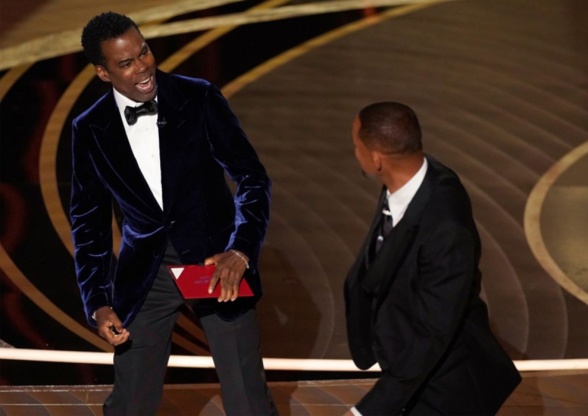 Chấn động Oscar 2022: Will Smith đấm Chris Rock ngay trên sân khấu trực tiếp toàn cầu!