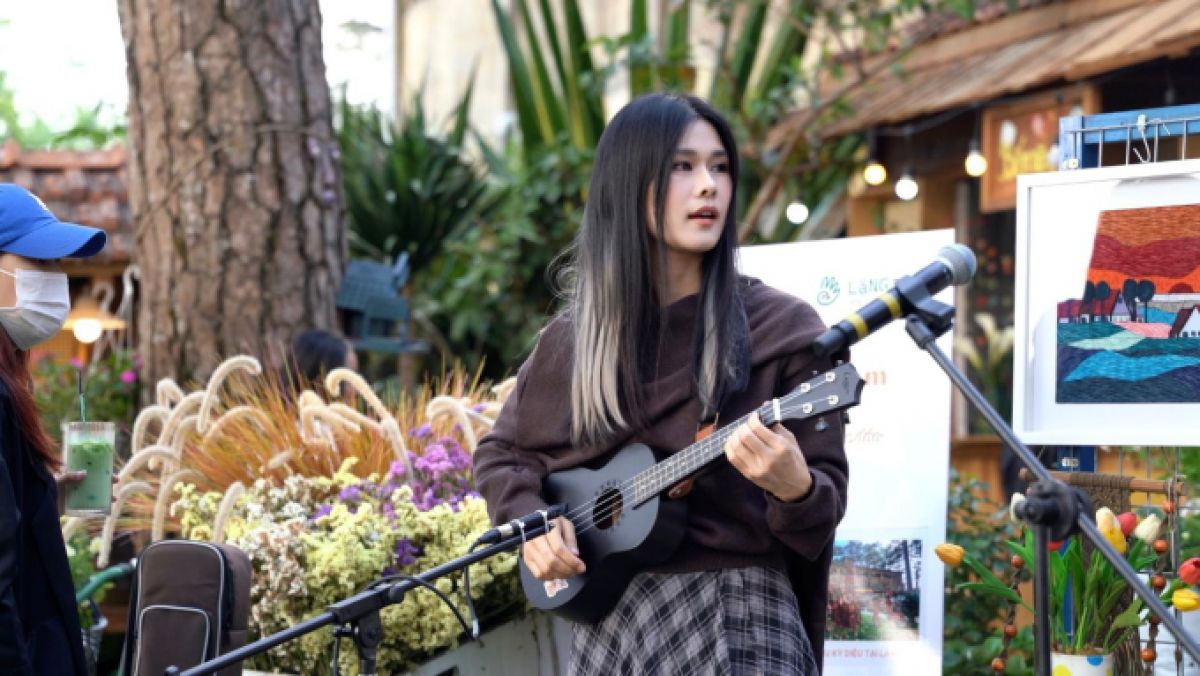 TIẾNG HÁT VƯỢT QUA RANH GIỚI: PHÚC ANH VÀ DỰ ÁN "54 DÂN TỘC VIỆT NAM" TẠI LẶNG ART CAFÉ ĐÀ LẠT