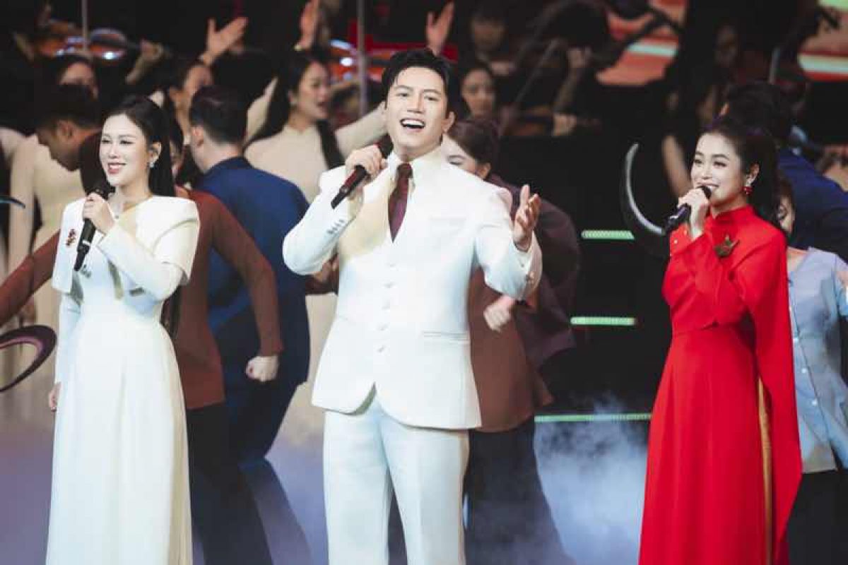 Anh T&uacute; lần đầu giới thiệu ca kh&uacute;c tự s&aacute;ng t&aacute;c "Thưa Đảng&rdquo; tại chương tr&igrave;nh nghệ thuật ch&iacute;nh luận "M&atilde;i m&atilde;i niềm tin theo Đảng"