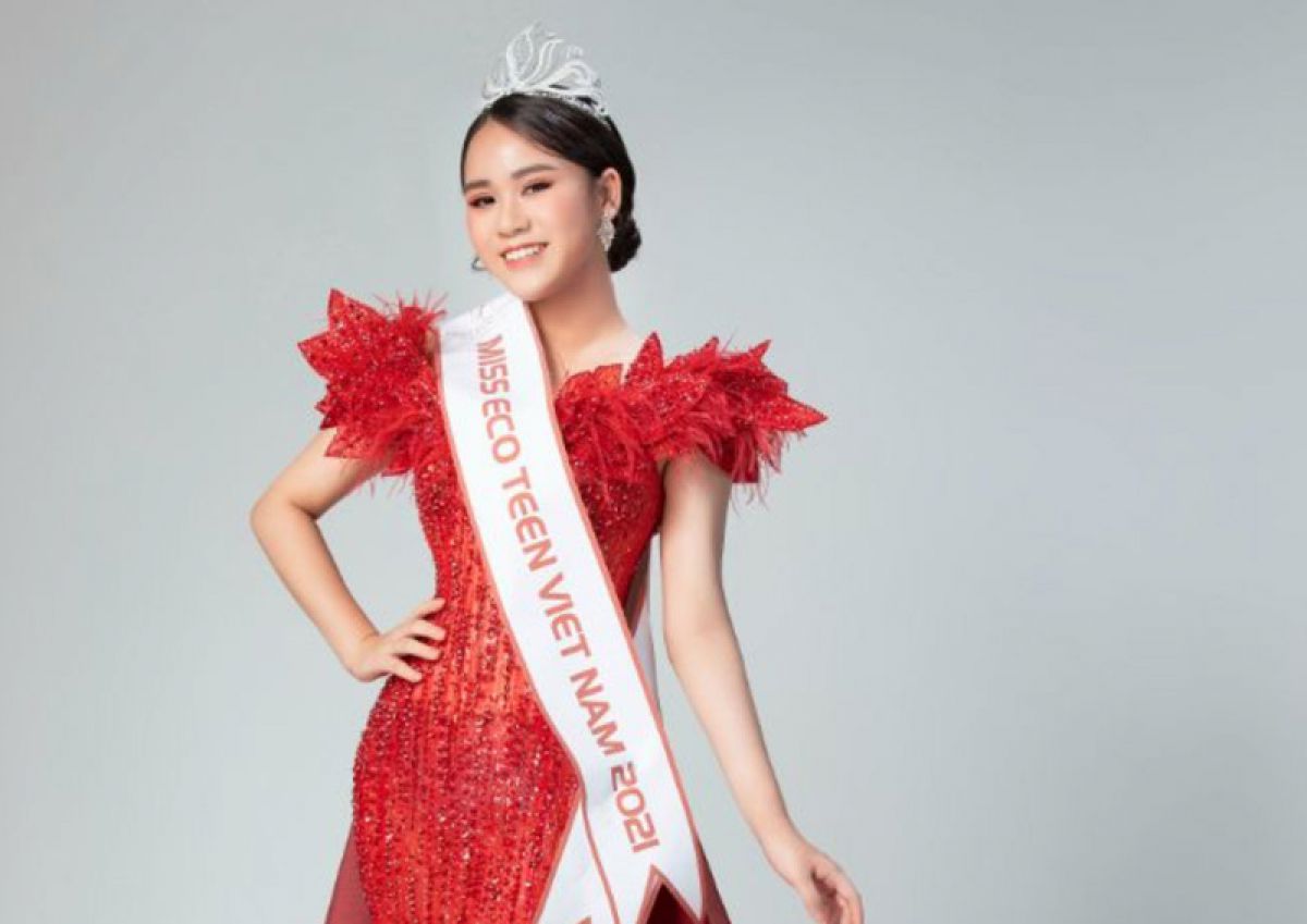 ''NTK của các Hoa hậu'' Nguyễn Minh Tuấn mang trang phục Poinsettia Gown cho Vũ Huyền Diệu đi thi quốc tế