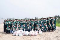 Dàn thí sinh Miss Earth Vietnam 2025 làm sạch biển và tặng thùng rác