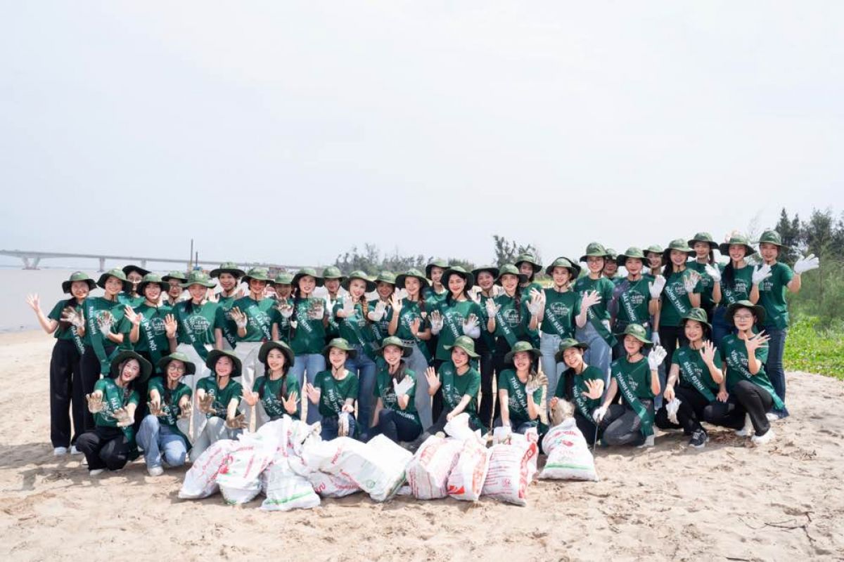 Dàn thí sinh Miss Earth Vietnam 2025 làm sạch biển và tặng thùng rác