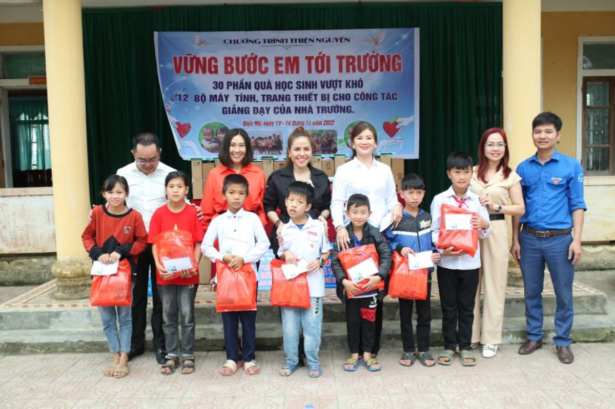 Hoa hậu Doanh nhân Toàn năng châu Á trao gần 200 triệu cho bà con và học sinh nghèo tại Hà Tĩnh