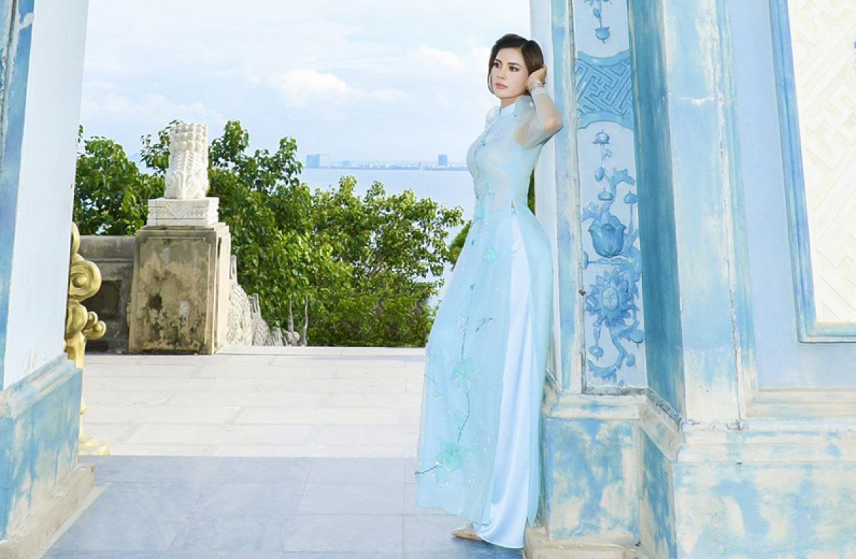 Nàng hậu Hà Linh mang tâm tư trầm mặc trước cảnh chùa miền Trung