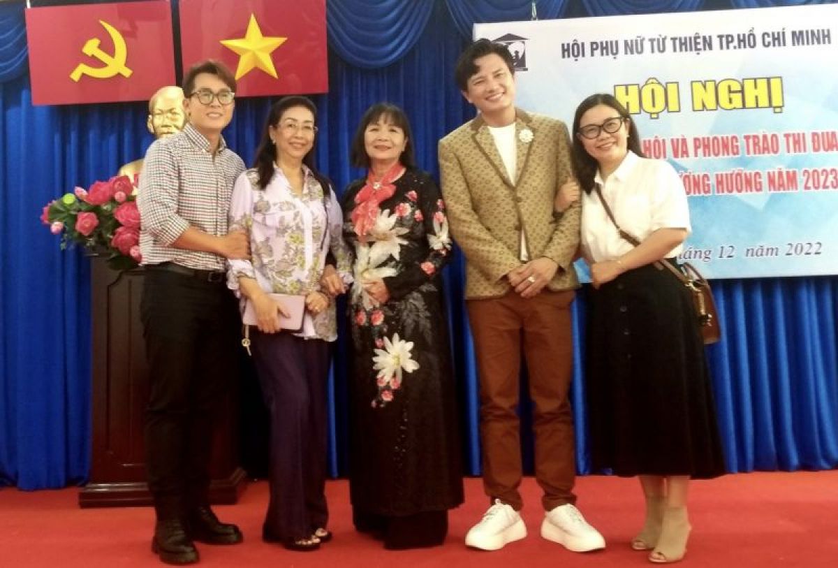 Bất ngờ nhận được bằng khen của UBND Thành phố, nghệ sĩ Hòa Hiệp và ca sĩ Nguyễn Lê Bá Thắng xúc động và hạnh phúc