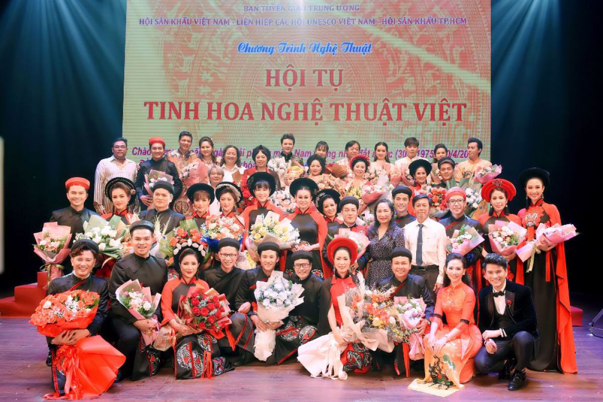 30 NS danh tiếng Việt diện Áo dài Việt Hùng, lộng lẫy trong đêm “Hội tụ tinh hoa nghệ thuật Việt”