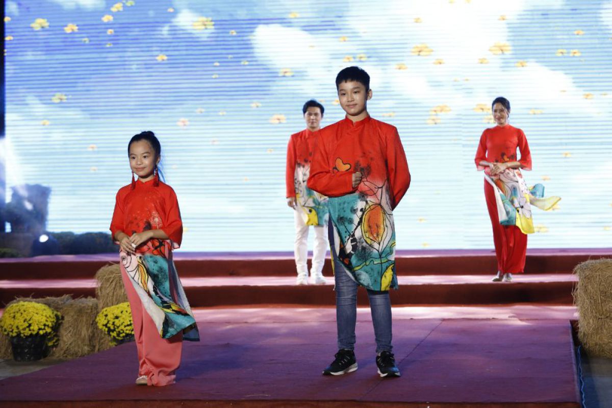 Đại sứ áo dài Minh Anh, Gia Huy vẽ lên một giấc mơ đẹp như cổ tích trong đêm Gala Đại sứ áo dài Việt Nam