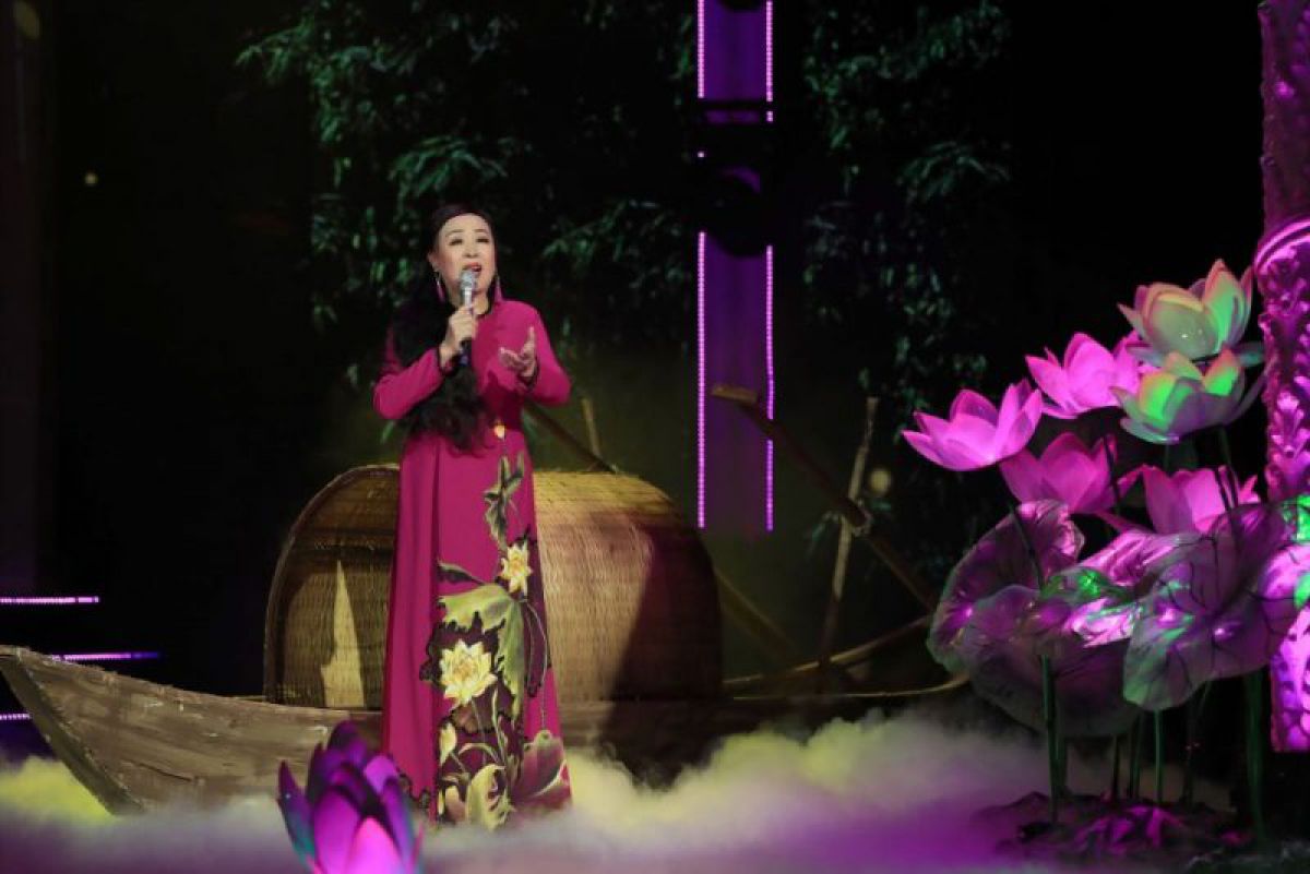 NSND Thu Hiền diện Áo dài Hoa sen của NTK Việt Hùng hát mừng Sinh nhật Bác