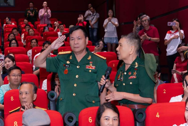 CÁC CỰU CHIẾN BINH THÀNH CỔ QUẢNG TRỊ KHÔNG CẦM ĐƯỢC NƯỚC MẮT KHI XEM “MƯA ĐỎ”: “CẢM ƠN ĐÃ CHO CHÚNG TÔI ĐƯỢC SỐNG LẠI NHỮNG NGÀY THÁNG HÀO HÙNG MỘT LẦN NỮA”