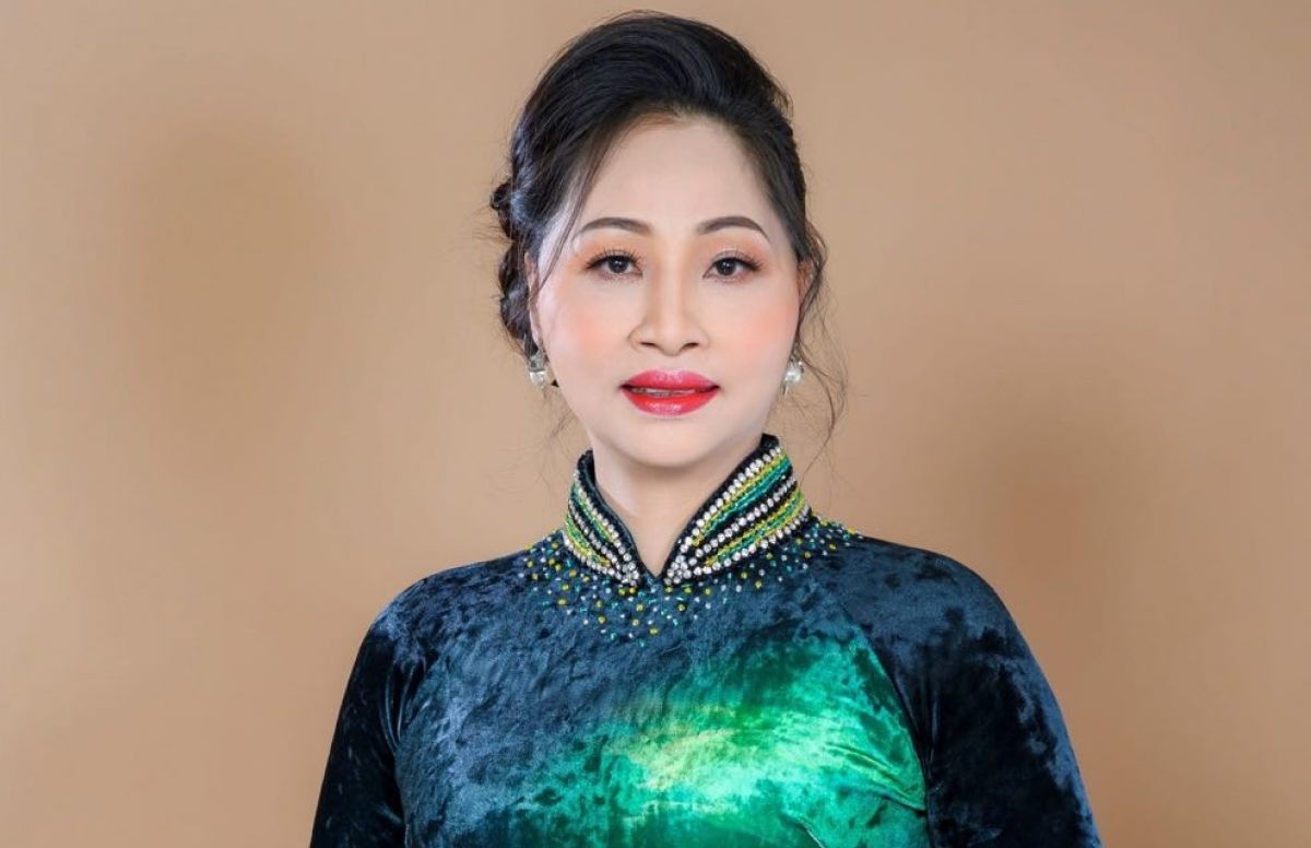 Chủ tịch hội Quý bà Việt Nam toàn cầu tặng áo dài cho Mrs Hoàng Kim tại Thanks Party