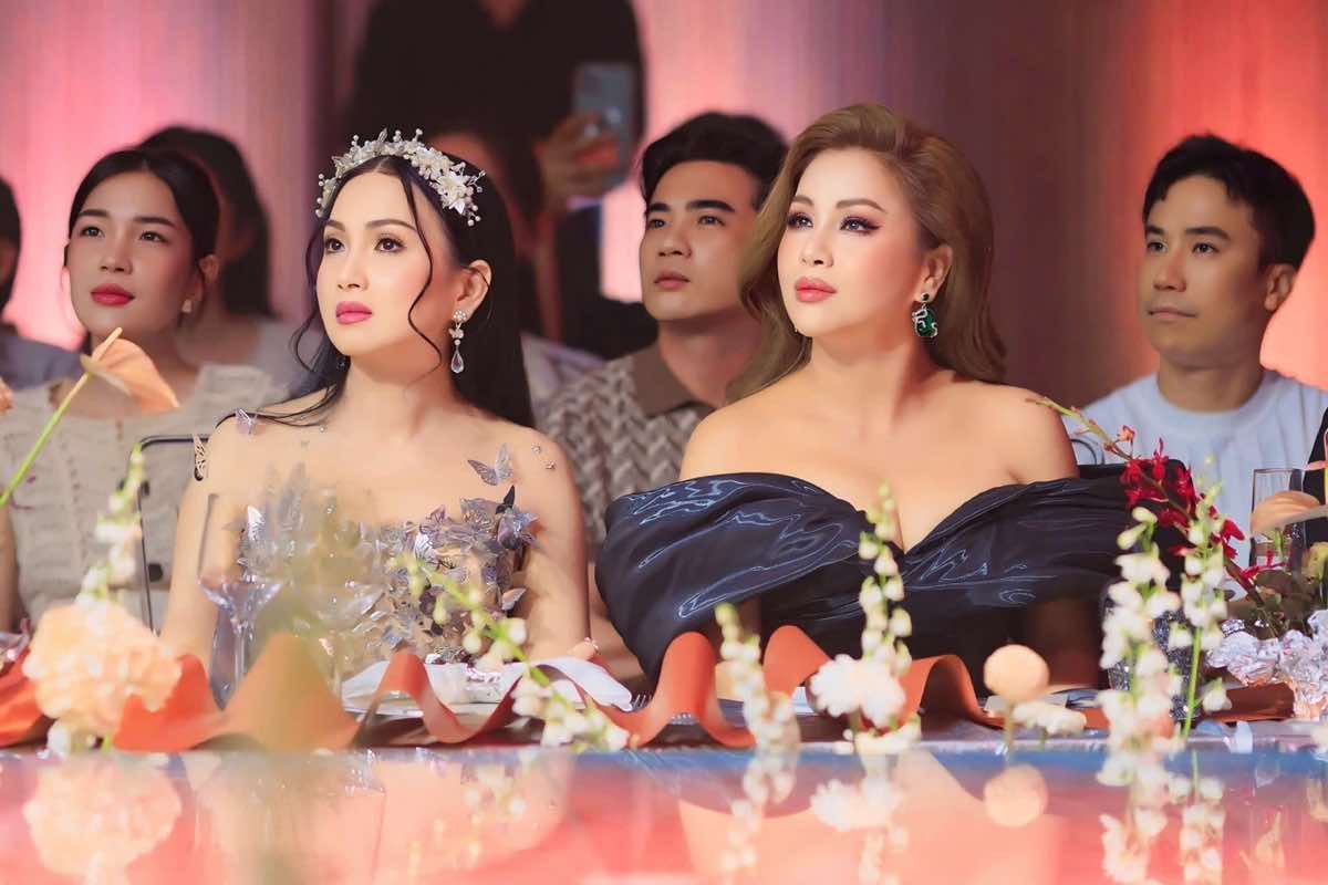 ‘CA SĨ TỈ PHÚ’ HÀ PHƯƠNG THAM DỰ FASHION SHOW CHUNG THANH PHONG