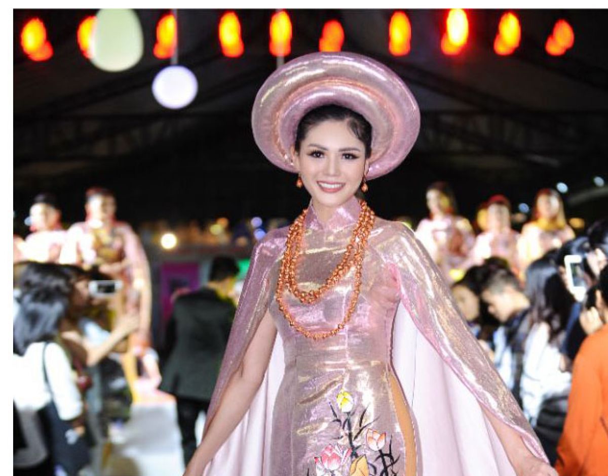 Hoa hậu châu Á  Kim Nguyên diện áo dài Việt Hùng, lộng lẫy bước vào Lễ hội TP. HCM - Phát triển và Hội nhập