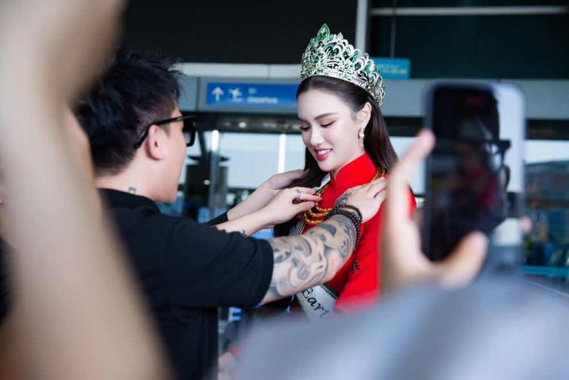 Trịnh Mỹ Anh rạng rỡ tại sân bay, bắt đầu hành trình Miss Earth 2025